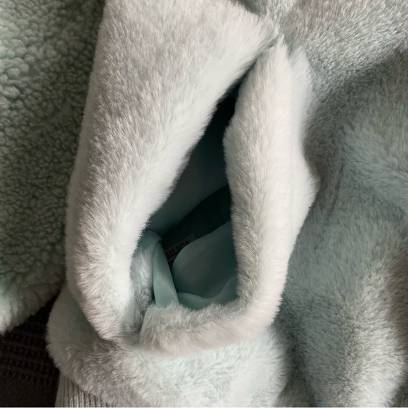 CYN & LUCA Mint Oversized Faux Fur Coat - Picture 9 of 14